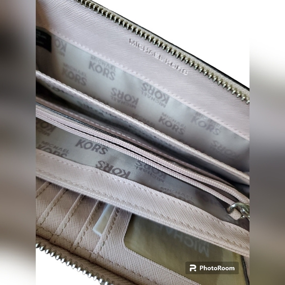 Michael Kors Pink Wristlet vallet. - Picture 7 of 11